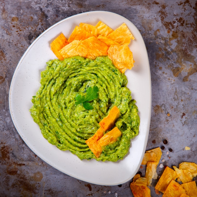 Avocat, légumes. Le guacamole est une sauce mexicaine traditionnelle