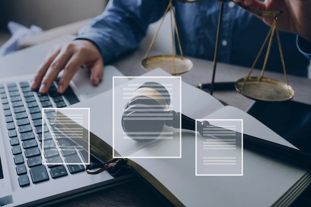 Photo avocat masculin travaillant avec des documents contractuels et un marteau en bois sur table dans la salle d'audience justice et concept de juge de la cour d'avocat