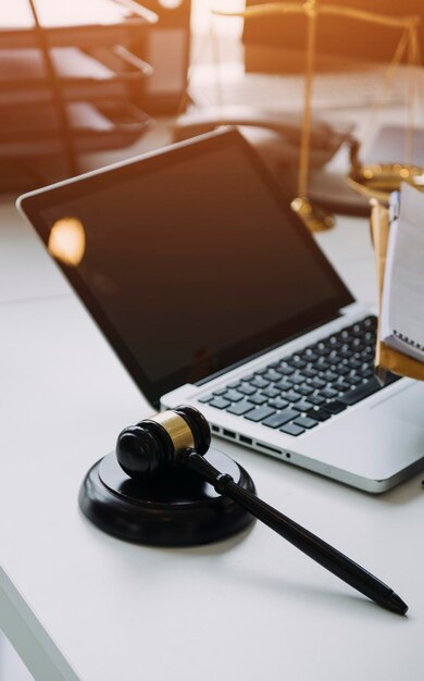 Avocat masculin travaillant avec des documents contractuels et un marteau en bois sur table dans la salle d'audience justice et concept de juge de la cour d'avocat