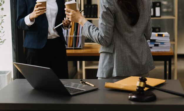 Avocat masculin travaillant avec des documents contractuels et un marteau en bois sur table dans la salle d'audience justice et concept de juge de la cour d'avocat