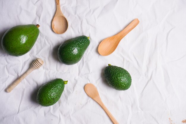 Avocat mûr frais sur blanc.