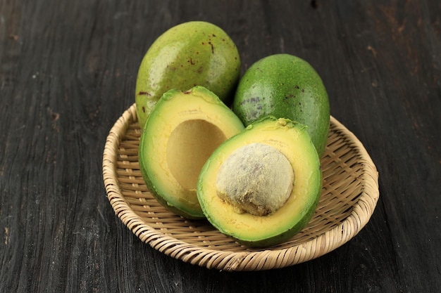 Avocat mûr avec graines sur fond de bois