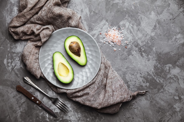 Avocat. Nourriture utile sur la table.