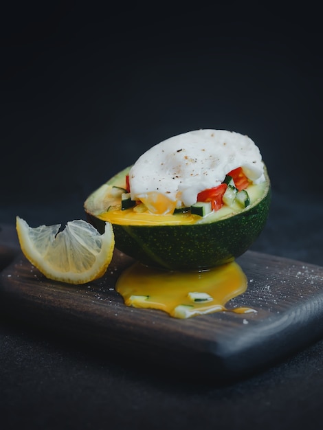 Avocat à l'oeuf poché et salade de tomates et concombres