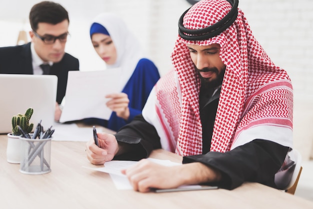 Avocat Parle à Une Femme. Arab écrit.