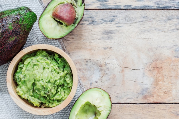 Avocat sur le plancher en bois.