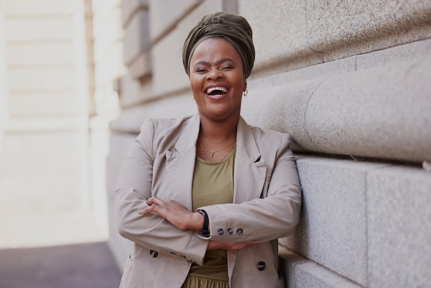 Avocat de portrait et confiant en ville avec une femme noire à la salle d'audience avec motivation pour la carrière Succès bonheur et bras croisés avec une avocate pour un poste de défenseur de la justice avec vision