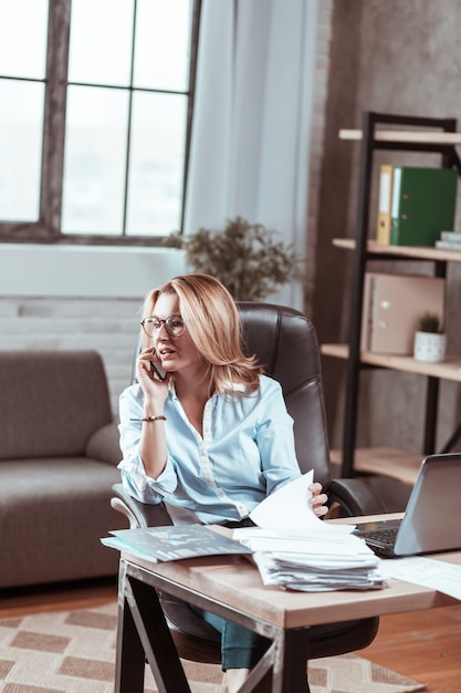 Avocat privé. Célèbre avocat privé aux cheveux blonds, assis dans sa chambre et travaillant