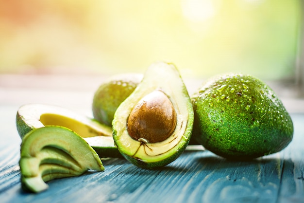 Avocat servi sur un mur en bois