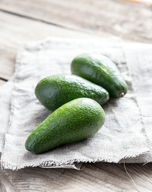 Avocat sur la table en bois