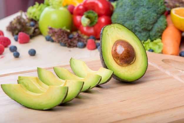 Avocat sur la table en bois