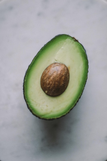 Avocat sur table en marbre légumes biologiques et concept de style alimentation saine