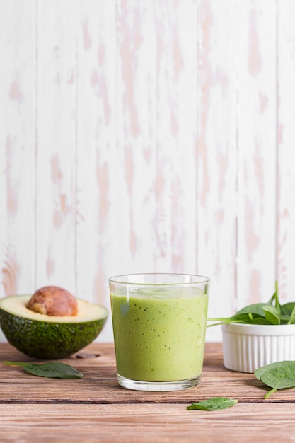 Photo avocat en tranches et verre à smoothie