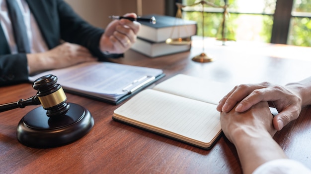 Avocat travaillant avec le client discutant de la législation juridique dans la salle d'audience