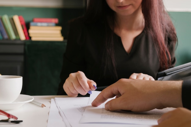 Avocat travaillant en gros plan