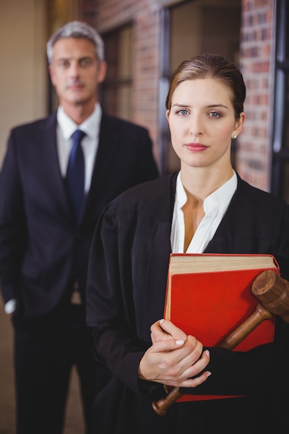 Avocate avec un collègue masculin