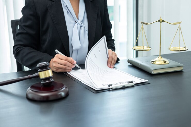 Avocate travaillant avec un contrat de document de cas juridique au bureau, droit et justice, avocat, concept de procès.
