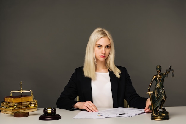 Avocate travaillant à table au bureau