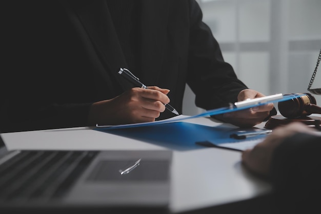 Avocates travaillant dans les cabinets d'avocats Marteau de juge avec balance de la justice Conseil juridique d'un avocat et concept de justice