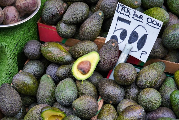 Avocats affichés sur le marché alimentaire à Lewisham, Londres