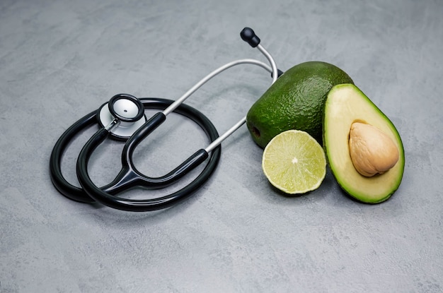 Avocats, citron vert et stéthoscope