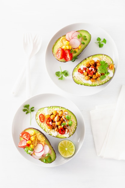 Avocats farcis de houmous, tomates, radis, pois chiches grillés