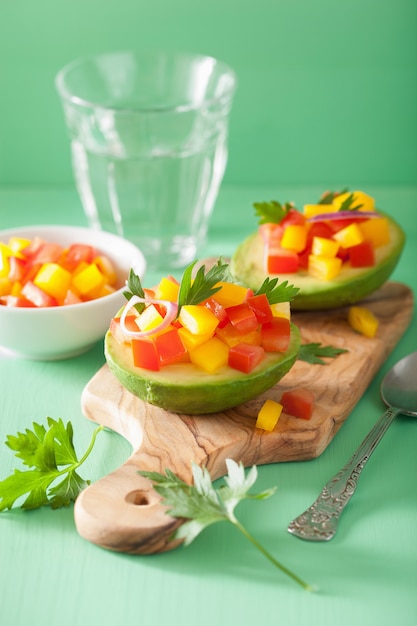 Avocats farcis de salade de tomates et poivrons