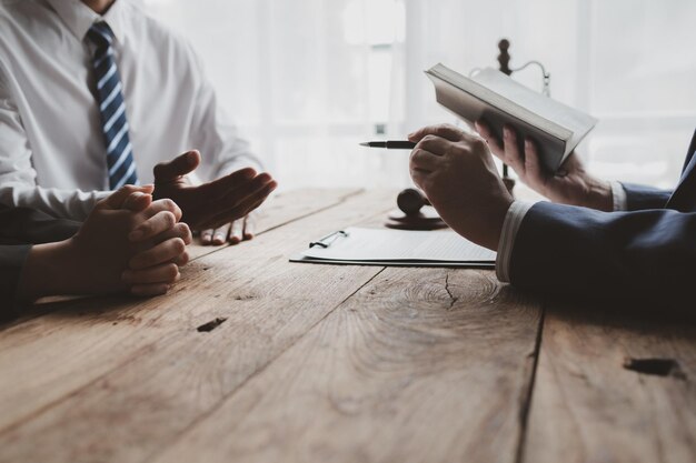 Photo les avocats fournissent des conseils juridiques les clients poursuivis par d'autres parties reçoivent des conseils pour mener des affaires avec des avocats combattre les affaires devant les tribunaux de manière transparente concept de consultation juridique