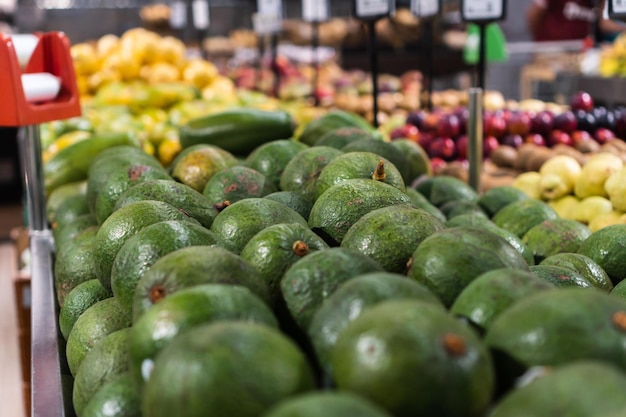 Avocats frais au supermarché Légumes et fruits exposés au choix du consommateur