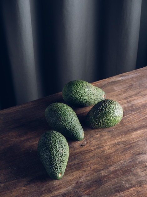 Avocats frais sur une table en bois