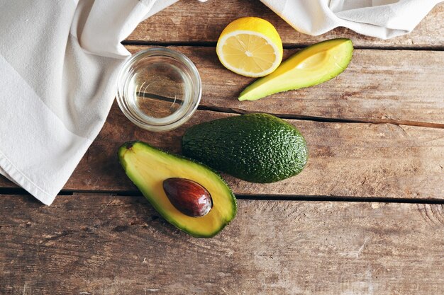 Photo des avocats frais sur une table en bois