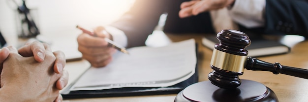 Avocats professionnels travaillant dans la salle d'audience