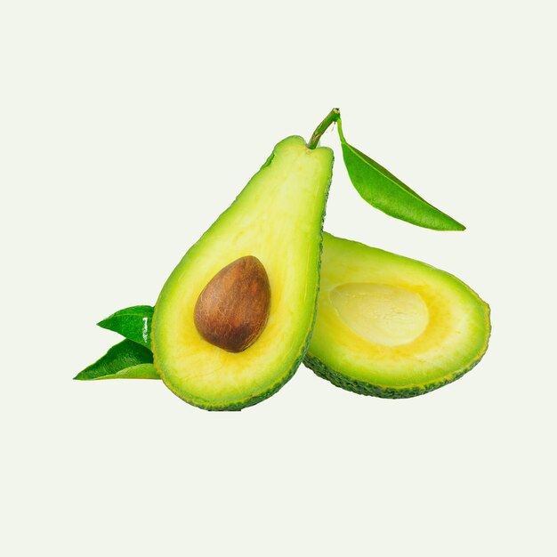 avocats verts entiers et coupés en deux avec une vue latérale de la feuille isolée sur fond blanc
