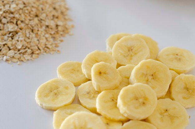 Avoine avec des bananes fraîches. Nourriture saine et naturelle