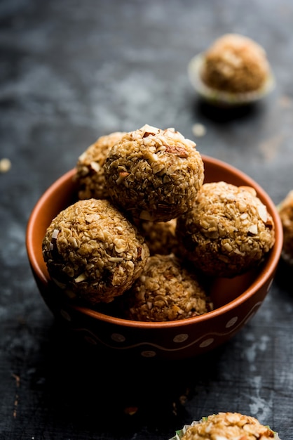 Avoine laddu ou Ladoo également connue sous le nom de boules d'énergie protéinée. servi dans une assiette ou un bol. mise au point sélective