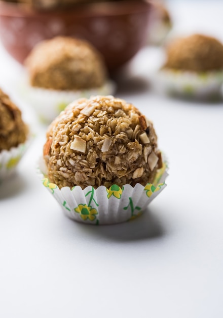 Avoine laddu ou Ladoo également connue sous le nom de boules d'énergie protéinée. servi dans une assiette ou un bol. mise au point sélective