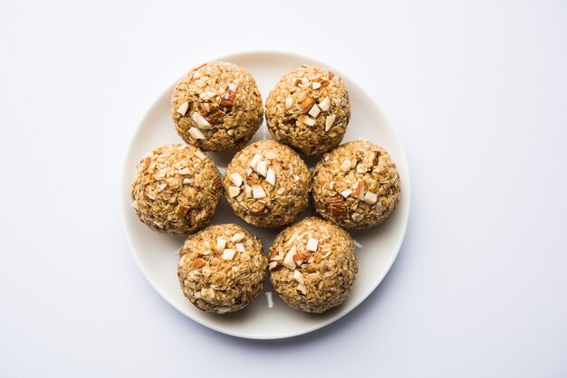 Avoine laddu ou Ladoo également connue sous le nom de boules d'énergie protéinée. servi dans une assiette ou un bol. mise au point sélective