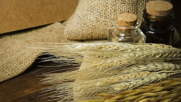 avoine de riz et de blé sur la table en bois pour le fond