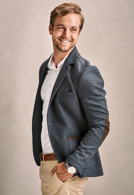 Avoir l'air bien et se sentir bien Photo recadrée d'un beau jeune homme en costume posant en studio