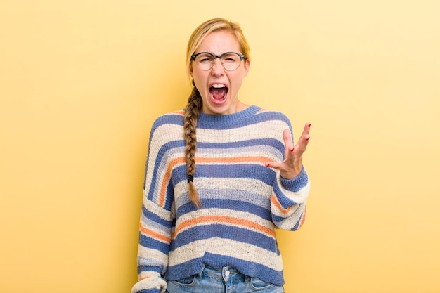 Avoir l'air en colère, agacé et frustré, crier wtf ou qu'est-ce qui ne va pas avec toi