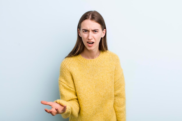 Avoir l'air en colère, agacé et frustré, crier wtf ou qu'est-ce qui ne va pas avec toi