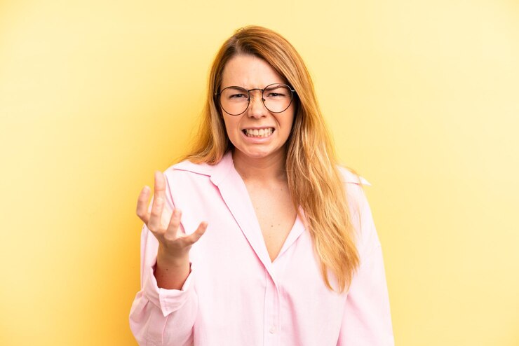Photo avoir l'air en colère, agacé et frustré, crier wtf ou qu'est-ce qui ne va pas avec toi