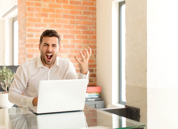 avoir l'air en colère, agacé et frustré de crier wtf ou qu'est-ce qui ne va pas avec vous