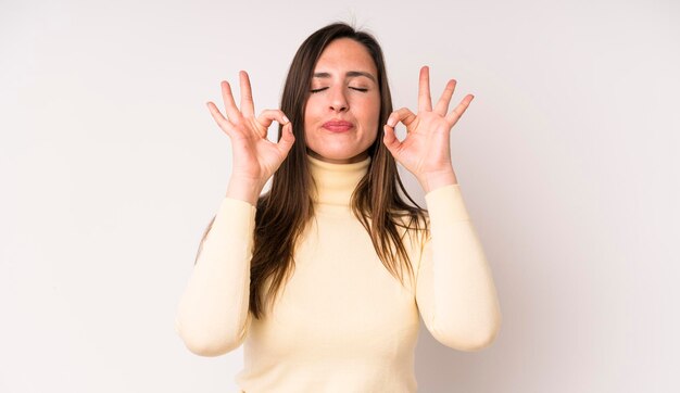 Avoir l'air concentré et méditer, se sentir satisfait et détendu, penser ou faire un choix