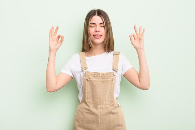 Avoir l'air concentré et méditer, se sentir satisfait et détendu, penser ou faire un choix