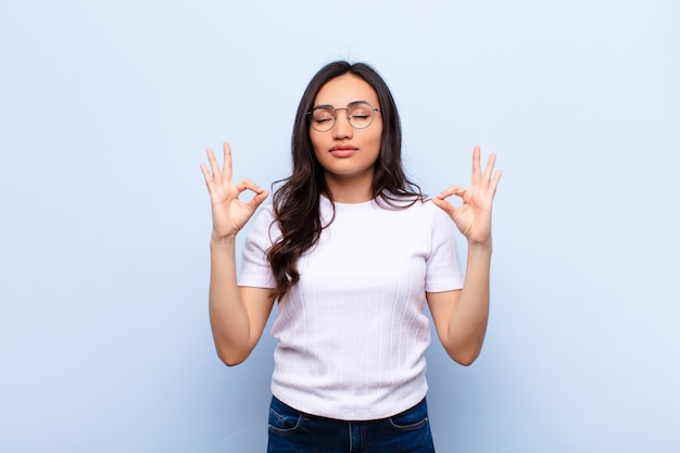 avoir l'air concentré et méditer, se sentir satisfait et détendu, penser ou faire un choix