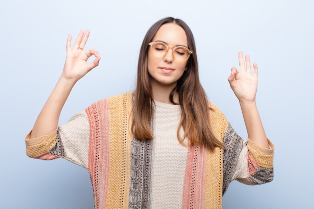 avoir l'air concentré et méditer, se sentir satisfait et détendu, penser ou faire un choix