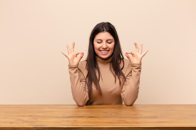 avoir l'air concentré et méditer, se sentir satisfait et détendu, penser ou faire un choix