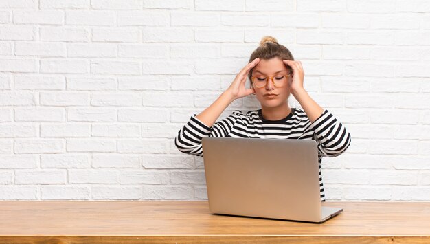 avoir l'air concentré, réfléchi et inspiré, faire du brainstorming et imaginer avec les mains sur le front