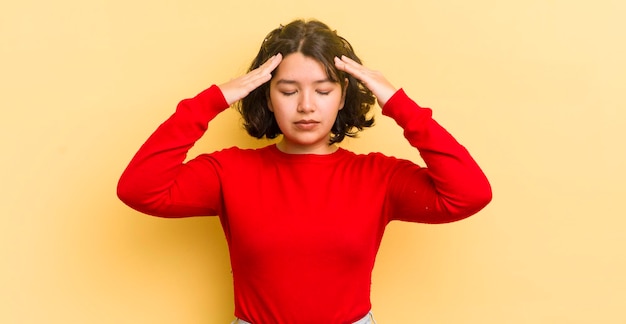 Avoir l'air concentré, réfléchi et inspiré, remue-méninges et imaginer avec les mains sur le front